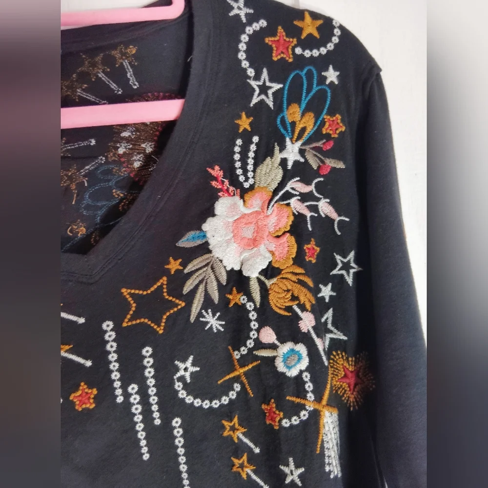 CLEAN & EUC!! JOHNNY WAS, Embroidered Floral, Celestial Top. Size XS - Picture 7 of 9